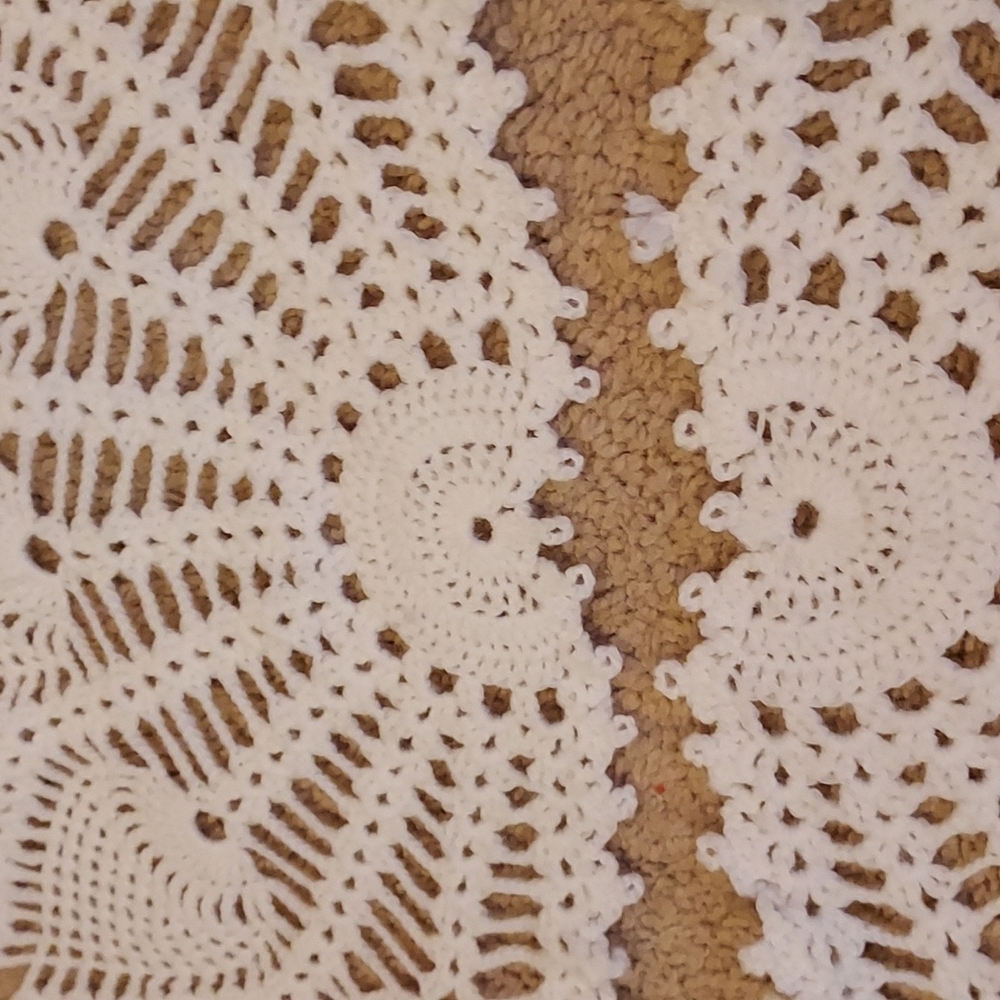 Vintage Set of Two Crochet White Dollies Pineapple Leaf Motif - Picture 3 of 8